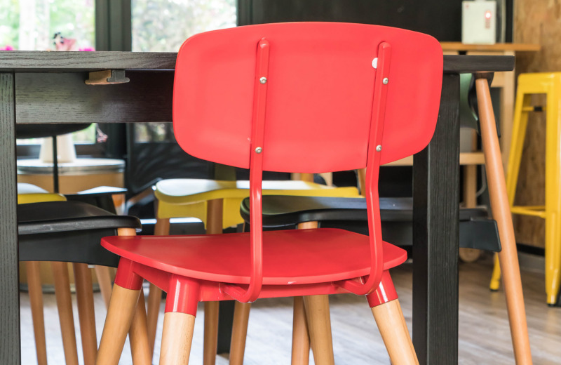 Czerwone krzesła – hit czy kit?